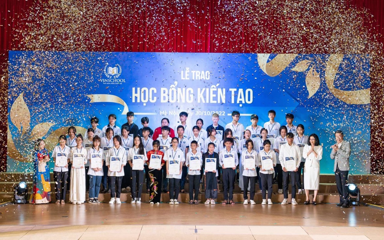 40 học sinh Học bổng Kiến tạo năm 2022 nhận giấy chứng nhận từ BTC chương trình 40 học sinh Học bổng Kiến tạo năm 2022 nhận giấy chứng nhận từ BTC chương trình