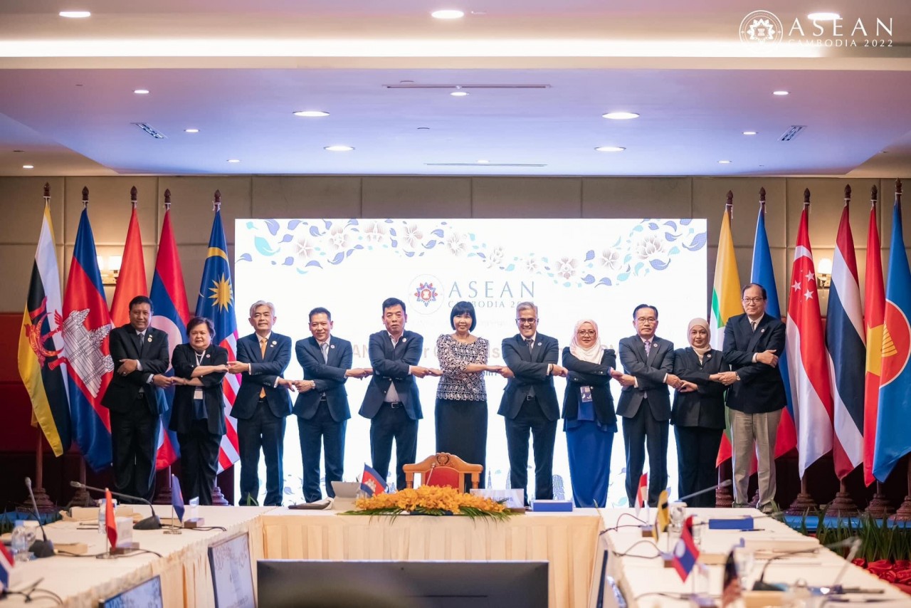 ASEAN thảo luận và cho ý kiến về khoảng 100 văn kiện ASEAN thảo luận và cho ý kiến về khoảng 100 văn kiện