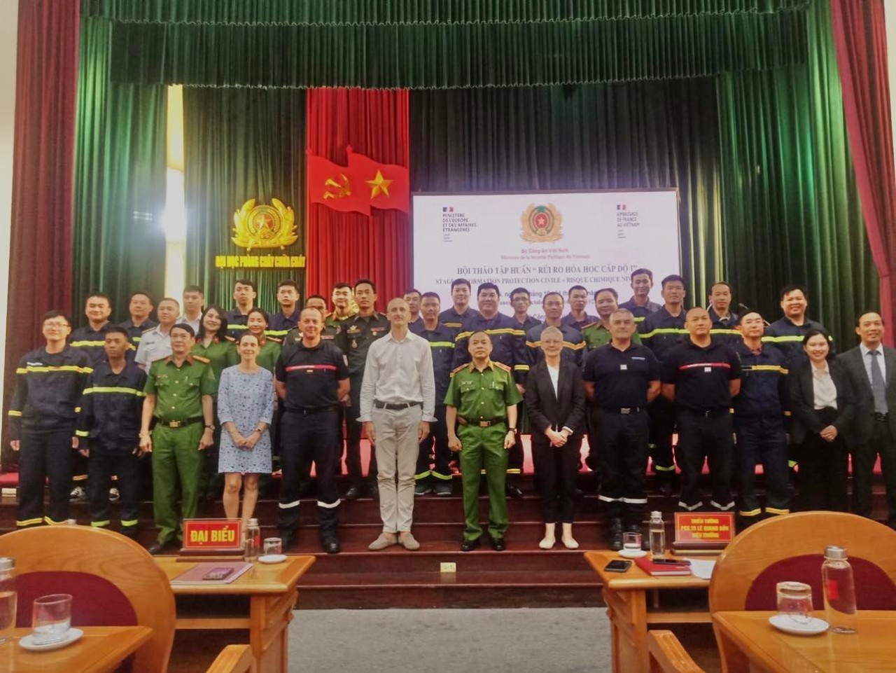 The training aims to help Vietnamese and Cambodian firefighters better cope with accidents in industrial zones or in the process of transporting chemicals. The training aims to help Vietnamese and Cambodian firefighters better cope with accidents in industrial zones or in the process of transporting chemicals.
