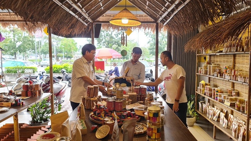 Phó Chủ tịch UBND TP Huế Trương Đình Hạnh thăm các cơ sở nghề, làng nghề truyền thống tiêu biểu trên địa bàn tỉnh.