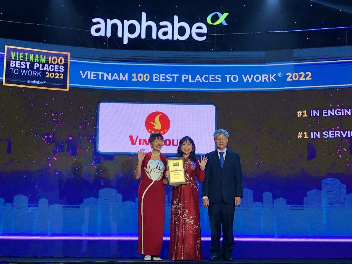 Bà Lê Mai Lan – Phó Chủ tịch Vingroup nhận chứng nhận Top 10 nơi làm việc tốt nhất Việt Nam. Bà Lê Mai Lan – Phó Chủ tịch Vingroup nhận chứng nhận Top 10 nơi làm việc tốt nhất Việt Nam.