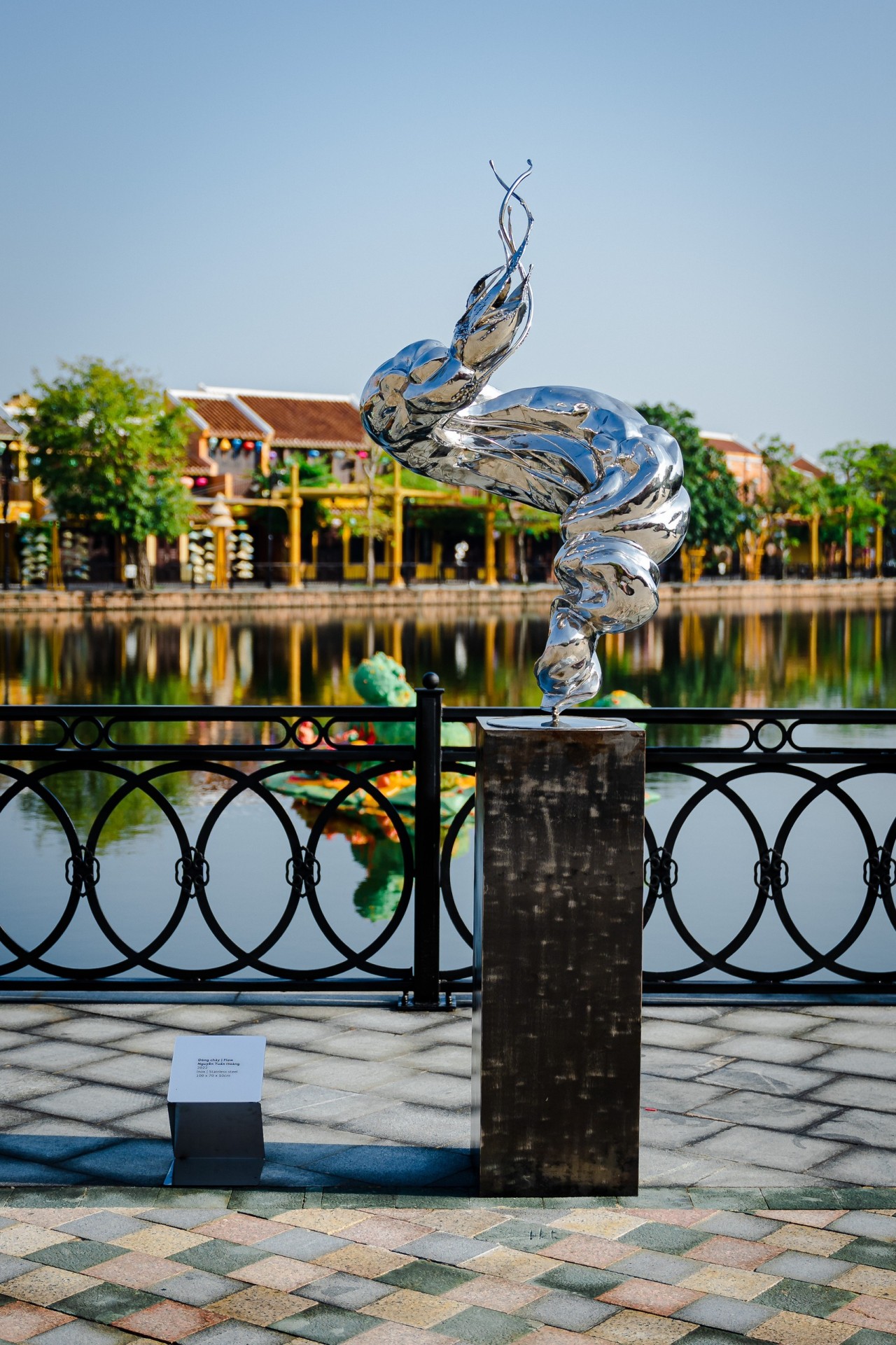 Tác phẩm Dòng chảy của tác giả Nguyễn Tuân Hoàng. Tác phẩm Dòng chảy của tác giả Nguyễn Tuân Hoàng.
