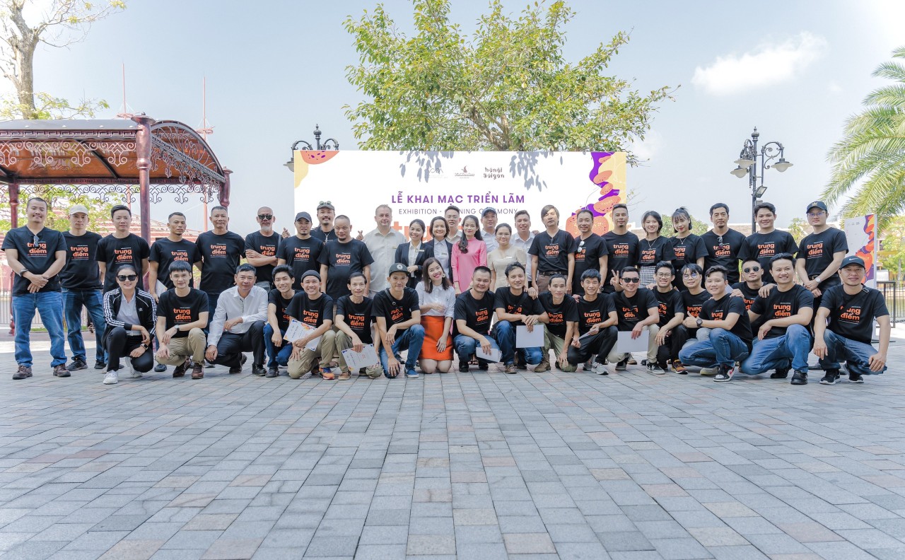 Các nghệ sĩ tham gia triển lãm và Ban tổ chức triển lãm điêu khắc “Trung Điểm”. Các nghệ sĩ tham gia triển lãm và Ban tổ chức triển lãm điêu khắc “Trung Điểm”.