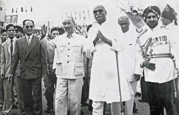 Chủ tịch Hồ Chí Minh giới thiệu Tổng thống Pra – Sad, vị khách quý, sứ giả lớn của Ấn Độ với nhân dân ta (năm 1959). Ảnh: Internet Chủ tịch Hồ Chí Minh giới thiệu Tổng thống Pra – Sad, vị khách quý, sứ giả lớn của Ấn Độ với nhân dân ta (năm 1959). Ảnh: Internet