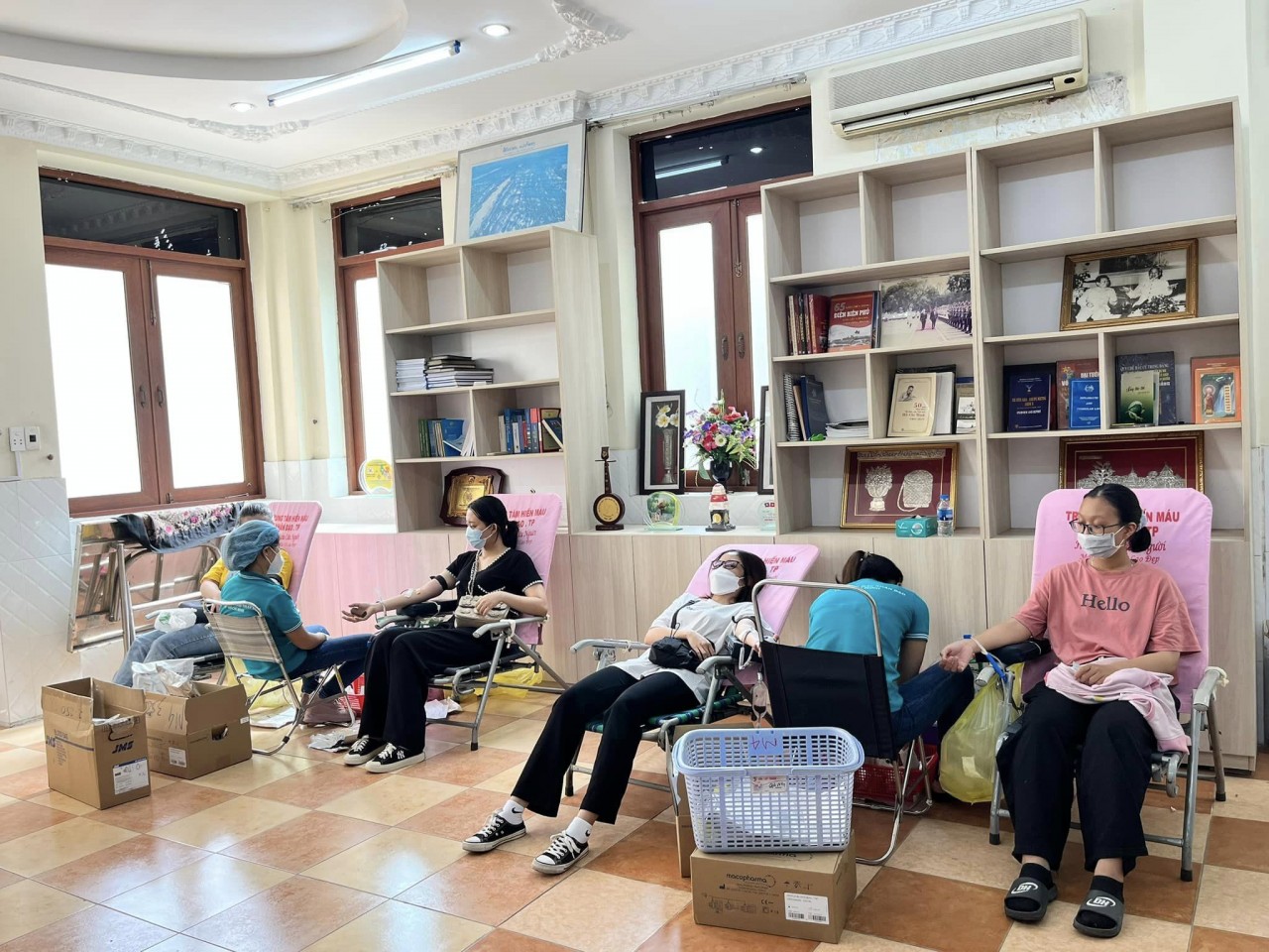 Các tình nguyện viên tham gia hiến máu (Ảnh: Ký túc xá sinh viên Lào tại thành phố Hồ Chí Minh).