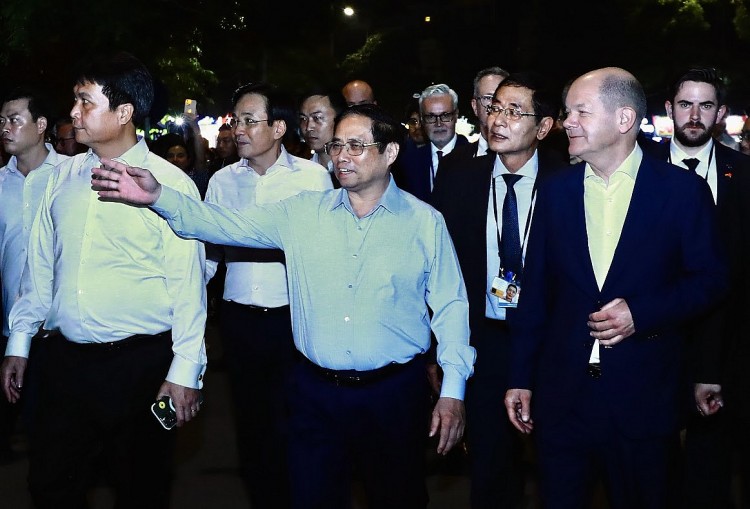 Chùm ảnh: Thủ tướng Đức Olaf Scholz cùng Thủ tướng Phạm Minh Chính dạo bộ đêm Hồ Gươm Chùm ảnh: Thủ tướng Đức Olaf Scholz cùng Thủ tướng Phạm Minh Chính dạo bộ đêm Hồ Gươm