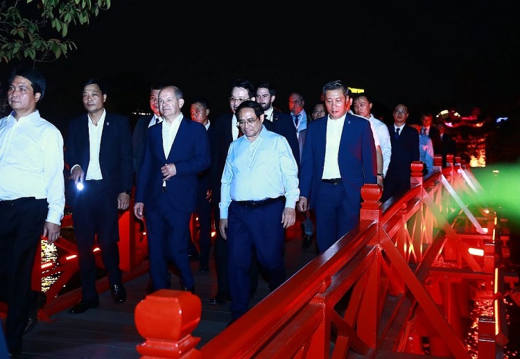 Chùm ảnh: Thủ tướng Đức Olaf Scholz cùng Thủ tướng Phạm Minh Chính dạo bộ đêm Hồ Gươm Chùm ảnh: Thủ tướng Đức Olaf Scholz cùng Thủ tướng Phạm Minh Chính dạo bộ đêm Hồ Gươm