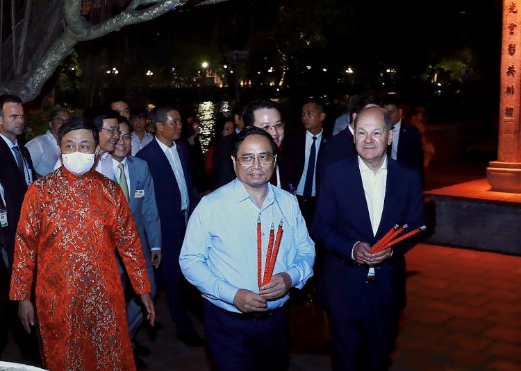 Chùm ảnh: Thủ tướng Đức Olaf Scholz cùng Thủ tướng Phạm Minh Chính dạo bộ đêm Hồ Gươm Chùm ảnh: Thủ tướng Đức Olaf Scholz cùng Thủ tướng Phạm Minh Chính dạo bộ đêm Hồ Gươm