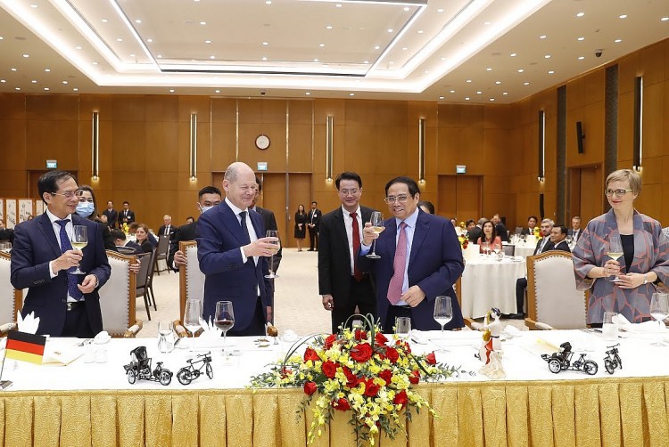 Chùm ảnh: Thủ tướng Đức Olaf Scholz cùng Thủ tướng Phạm Minh Chính dạo bộ đêm Hồ Gươm Chùm ảnh: Thủ tướng Đức Olaf Scholz cùng Thủ tướng Phạm Minh Chính dạo bộ đêm Hồ Gươm