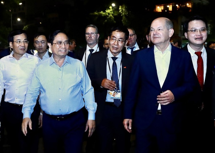 Chùm ảnh: Thủ tướng Đức Olaf Scholz cùng Thủ tướng Phạm Minh Chính dạo bộ đêm Hồ Gươm Chùm ảnh: Thủ tướng Đức Olaf Scholz cùng Thủ tướng Phạm Minh Chính dạo bộ đêm Hồ Gươm