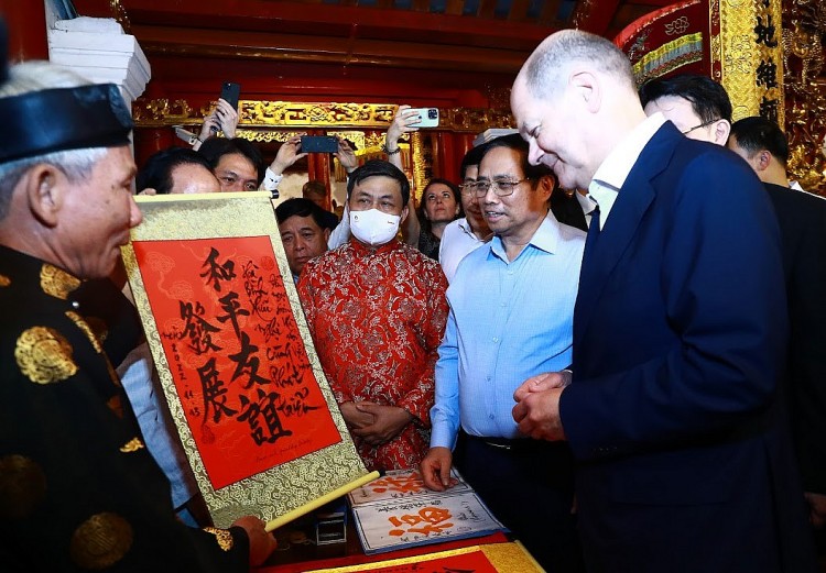 Chùm ảnh: Thủ tướng Đức Olaf Scholz cùng Thủ tướng Phạm Minh Chính dạo bộ đêm Hồ Gươm Chùm ảnh: Thủ tướng Đức Olaf Scholz cùng Thủ tướng Phạm Minh Chính dạo bộ đêm Hồ Gươm