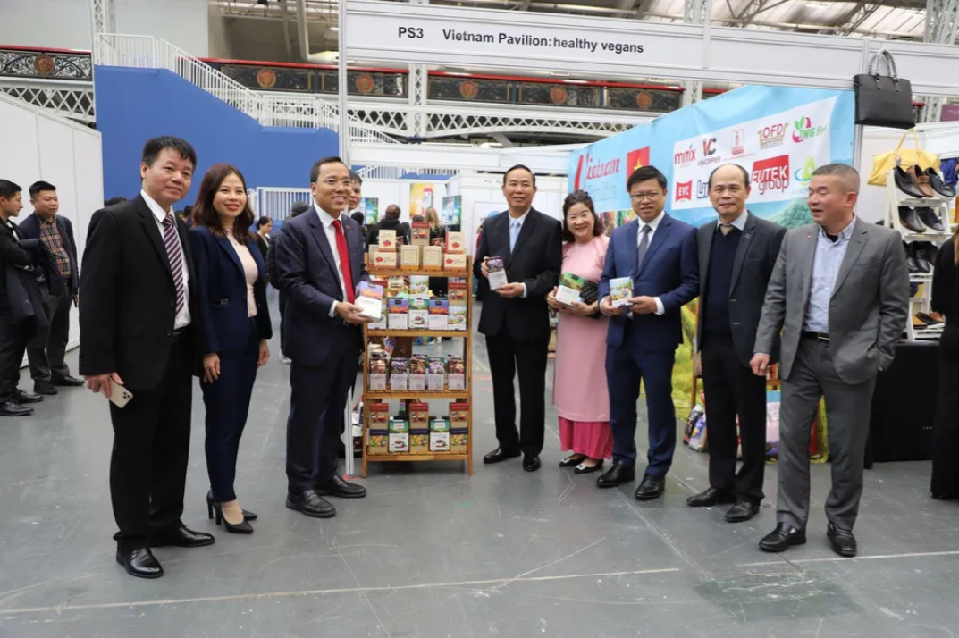 Đoàn Thứ trưởng Bộ Bộ Nông nghiệp và Phát triển Nông thôn Phùng Đức Tiến tham gia Hội chợ hàng nông sản tại Anh. (Ảnh: TTXVN) Đoàn Thứ trưởng Bộ Bộ Nông nghiệp và Phát triển Nông thôn Phùng Đức Tiến tham gia Hội chợ hàng nông sản tại Anh. (Ảnh: TTXVN)