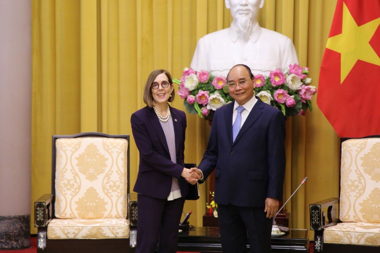 State President Nguyen Xuan Phuc (R) welcomes Oregon governor Kate Brown on a visit to Vietnam in Hanoi on November 15. Photo: VNA State President Nguyen Xuan Phuc (R) welcomes Oregon governor Kate Brown on a visit to Vietnam in Hanoi on November 15. Photo: VNA