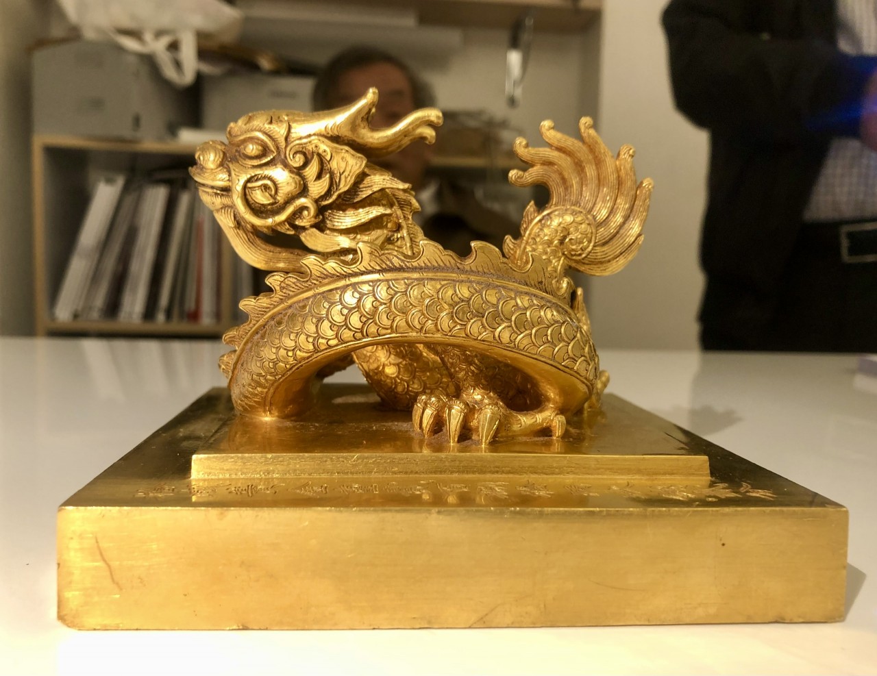 Hãng đấu giá Millon (Pháp) đồng ý chuyển giao ấn vàng “Hoàng đế chi bảo”cho Việt Nam Hãng đấu giá Millon (Pháp) đồng ý chuyển giao ấn vàng “Hoàng đế chi bảo”cho Việt Nam