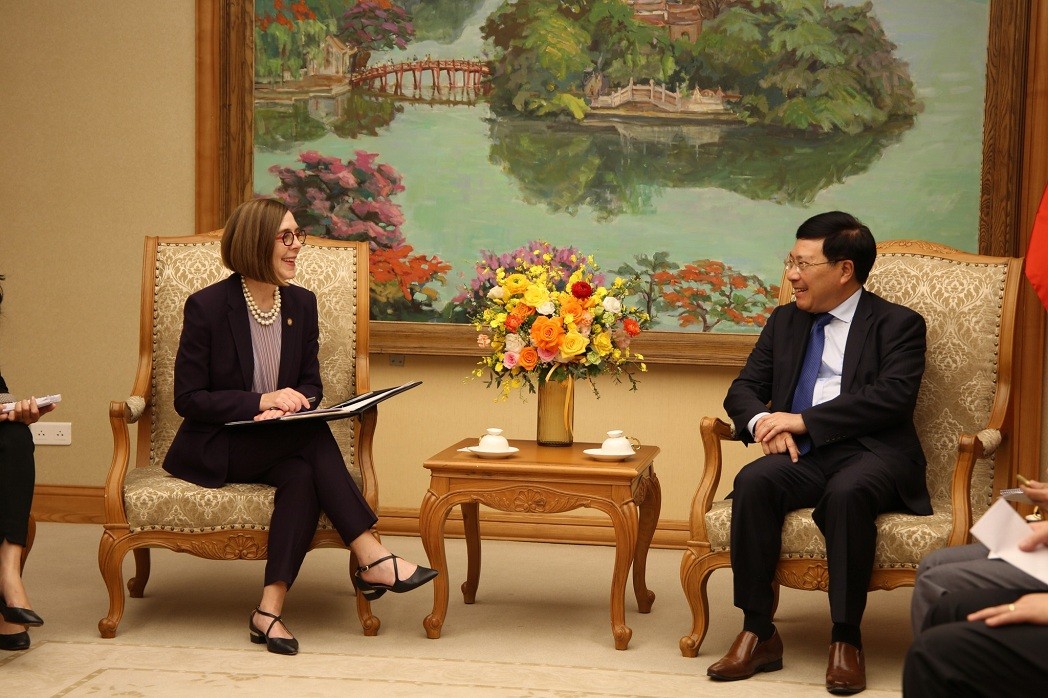 Permanent Deputy Prime Minister Pham Binh Minh (R) welcomes Oregon Governor Katherine Brown. (Photo: VNA Permanent Deputy Prime Minister Pham Binh Minh (R) welcomes Oregon Governor Katherine Brown. (Photo: VNA