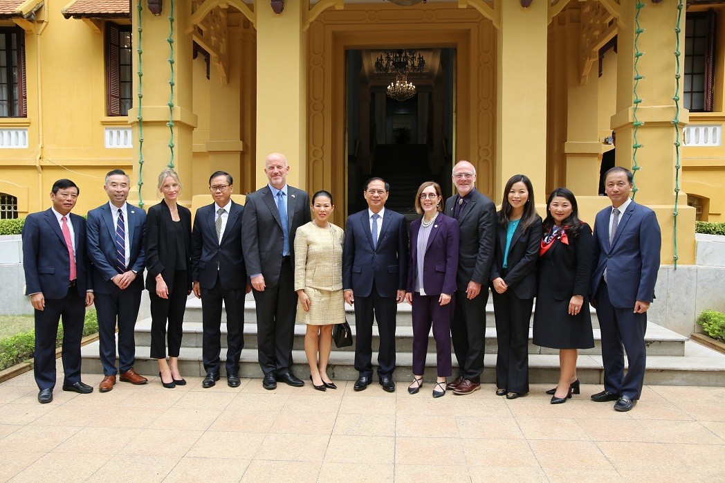 Minister of Foreign Affairs Bui Thanh Son receives the Oregon's delegation. Minister of Foreign Affairs Bui Thanh Son receives the Oregon's delegation.