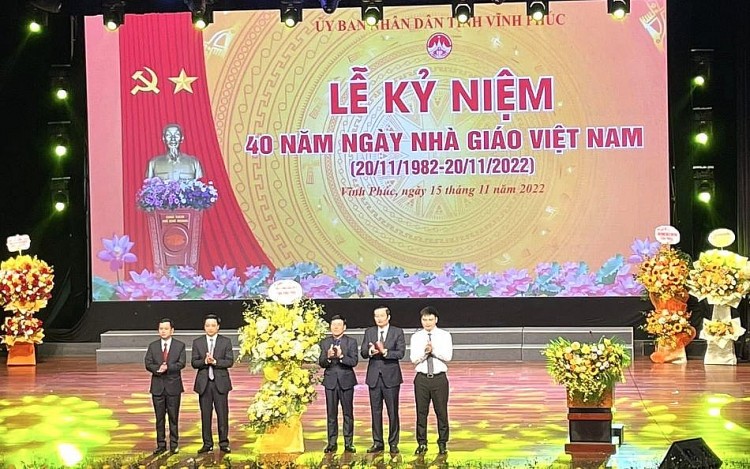 Vĩnh Phúc tôn vinh các nhà giáo cống hiến cho sự nghiệp Vĩnh Phúc tôn vinh các nhà giáo cống hiến cho sự nghiệp