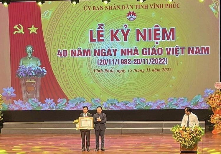 Vĩnh Phúc tôn vinh các nhà giáo cống hiến cho sự nghiệp Vĩnh Phúc tôn vinh các nhà giáo cống hiến cho sự nghiệp