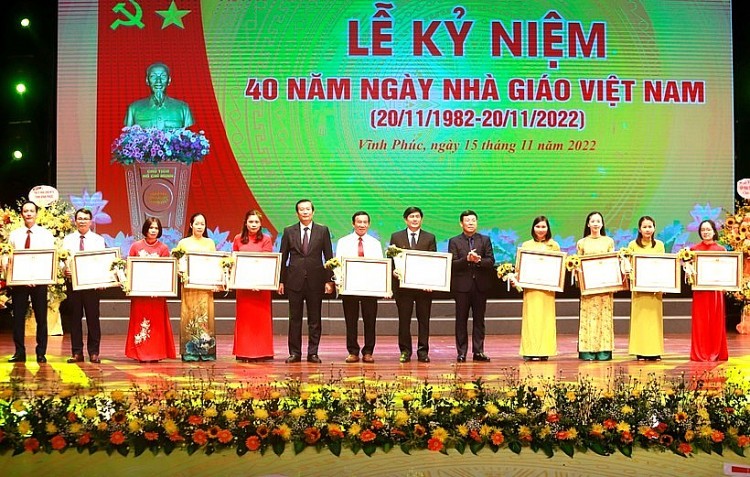Vĩnh Phúc tôn vinh các nhà giáo cống hiến cho sự nghiệp Vĩnh Phúc tôn vinh các nhà giáo cống hiến cho sự nghiệp