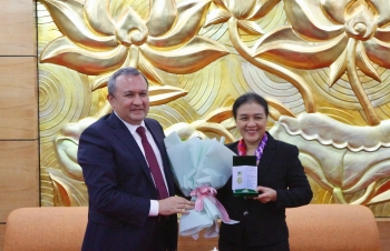 Đại sứ Uzbekistan trao Kỷ niệm chương cho Chủ tịch VUFO Nguyễn Phương Nga