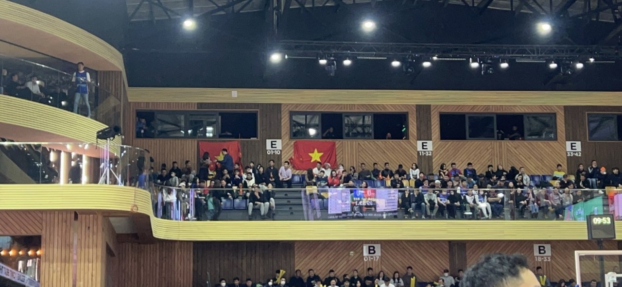 Kiều bào cổ vũ cho tuyển bóng rổ Việt Nam thi đấu dưới cái lạnh -19 độ C tại Mông Cổ Kiều bào cổ vũ cho tuyển bóng rổ Việt Nam thi đấu dưới cái lạnh -19 độ C tại Mông Cổ