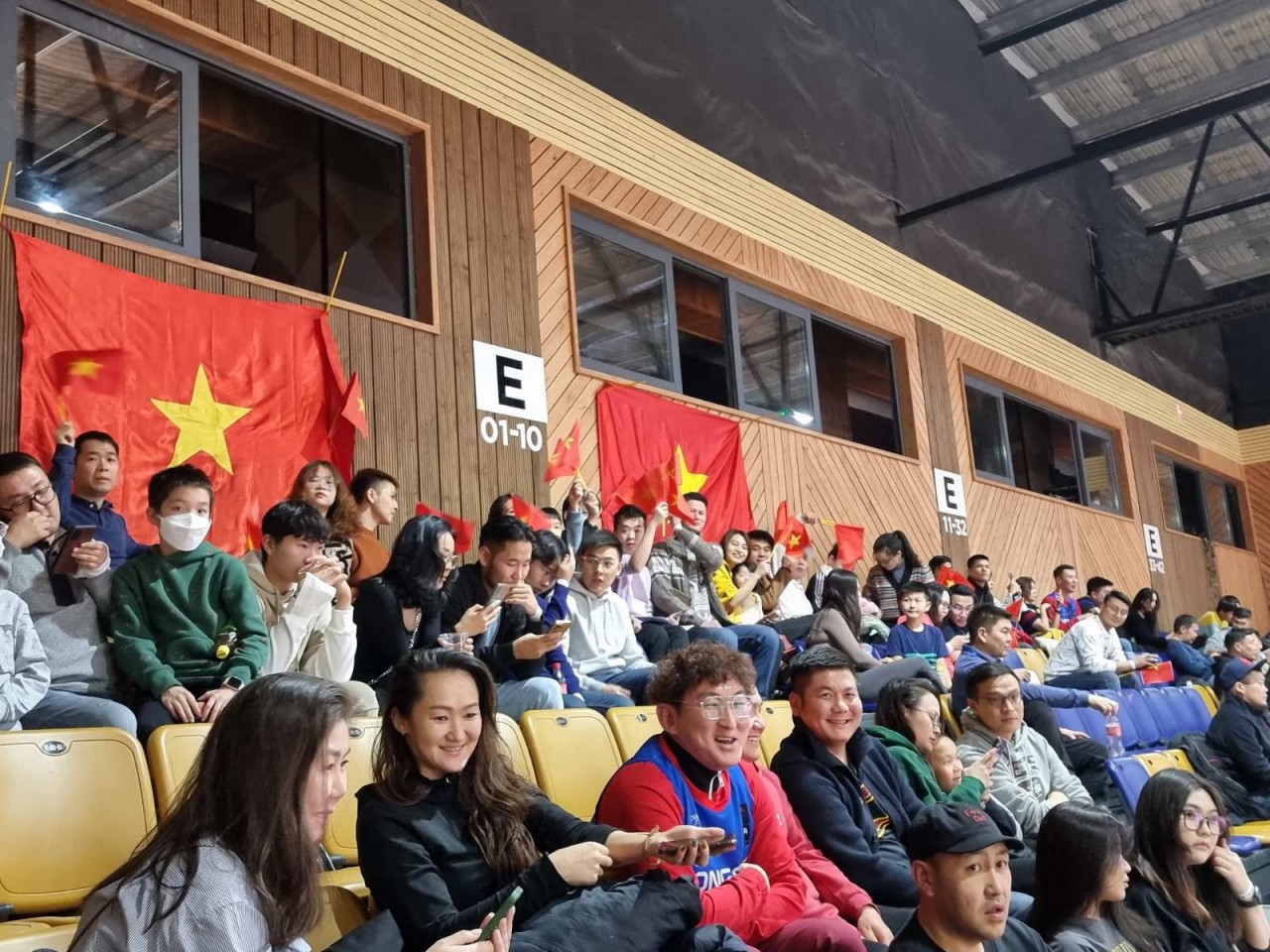 Kiều bào cổ vũ cho tuyển bóng rổ Việt Nam thi đấu dưới cái lạnh -19 độ C tại Mông Cổ Kiều bào cổ vũ cho tuyển bóng rổ Việt Nam thi đấu dưới cái lạnh -19 độ C tại Mông Cổ