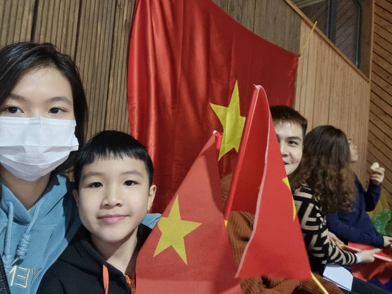 Kiều bào cổ vũ cho tuyển bóng rổ Việt Nam thi đấu dưới cái lạnh -19 độ C tại Mông Cổ Kiều bào cổ vũ cho tuyển bóng rổ Việt Nam thi đấu dưới cái lạnh -19 độ C tại Mông Cổ