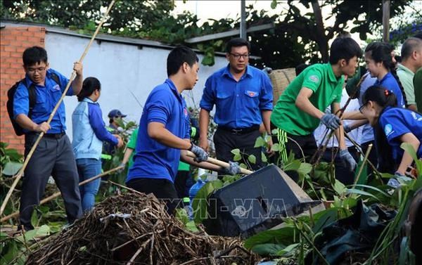 Young people clean up the environment. Photo: VNA Young people clean up the environment. Photo: VNA