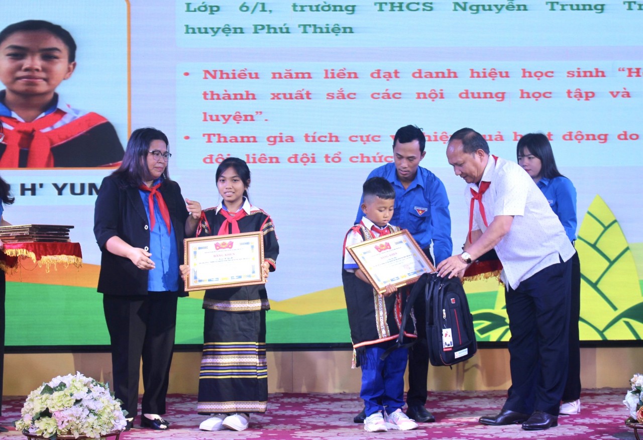 Gia Lai tuyên dương và tặng quà cho 81 tấm gương thiếu nhi dân tộc tiêu biểu vượt khó học giỏi Gia Lai tuyên dương và tặng quà cho 81 tấm gương thiếu nhi dân tộc tiêu biểu vượt khó học giỏi