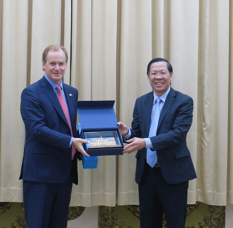 Chủ tịch UBND TPHCM Phan Văn Mãi trao quà lưu niệm tại buổi tiếp ông Gustavo Eduardo Bordet, Thống đốc tỉnh Entre Rios Chủ tịch UBND TPHCM Phan Văn Mãi trao quà lưu niệm tại buổi tiếp ông Gustavo Eduardo Bordet, Thống đốc tỉnh Entre Rios