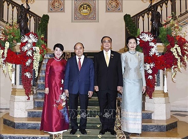 President Nguyen Xuan Phuc (second from left ) his spouse (first, left) and Thai Prime Minister Prayut Chan-o-cha (second from right) and his spouse. (Photo: VNA) President Nguyen Xuan Phuc (second from left ) his spouse (first, left) and Thai Prime Minister Prayut Chan-o-cha (second from right) and his spouse. (Photo: VNA)