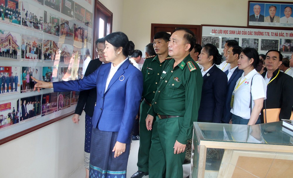 Các cựu học sinh Lào thăm Nhà truyền thống Việt -Lào tại Trường Trung cấp Biên phòng 1 (Tân Yên). Ảnh: Thu Phong. Các cựu học sinh Lào thăm Nhà truyền thống Việt -Lào tại Trường Trung cấp Biên phòng 1 (Tân Yên). Ảnh: Thu Phong.