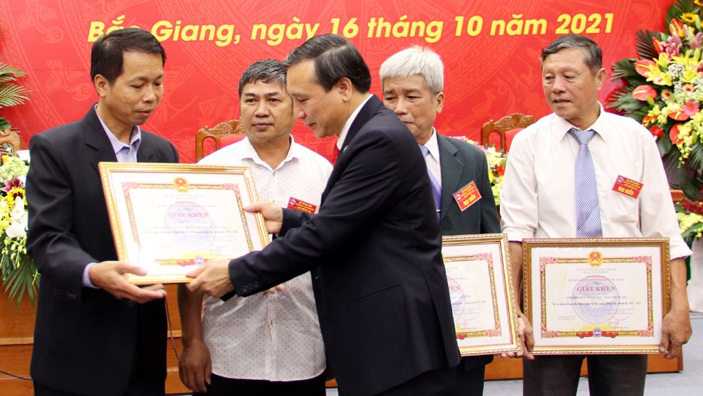 Đồng chí Nguyễn Đức Trọng trao Giấy khen cho các điển hình xuất sắc trong công tác đối ngoại nhân dân. Đồng chí Nguyễn Đức Trọng trao Giấy khen cho các điển hình xuất sắc trong công tác đối ngoại nhân dân.