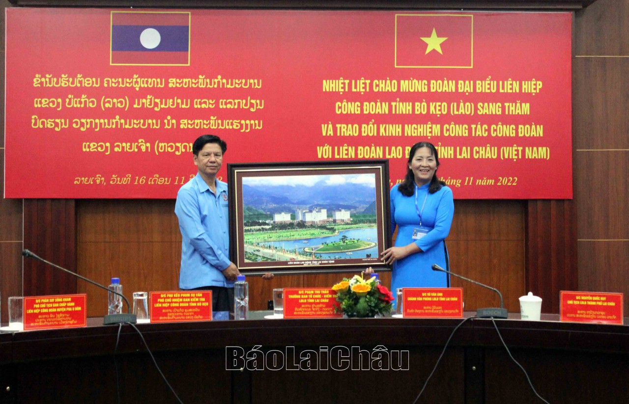 Lãnh đạo LĐLĐ tỉnh Lai Châu tặng bức tranh phong cảnh thành phố Lai Châu cho đồng chí Sụ Thịt Mịt Săm Phăn - Chủ tịch Liên hiệp Công đoàn tỉnh Bò Kẹo (Ảnh: Báo Lai Châu). Lãnh đạo LĐLĐ tỉnh Lai Châu tặng bức tranh phong cảnh thành phố Lai Châu cho đồng chí Sụ Thịt Mịt Săm Phăn - Chủ tịch Liên hiệp Công đoàn tỉnh Bò Kẹo (Ảnh: Báo Lai Châu).