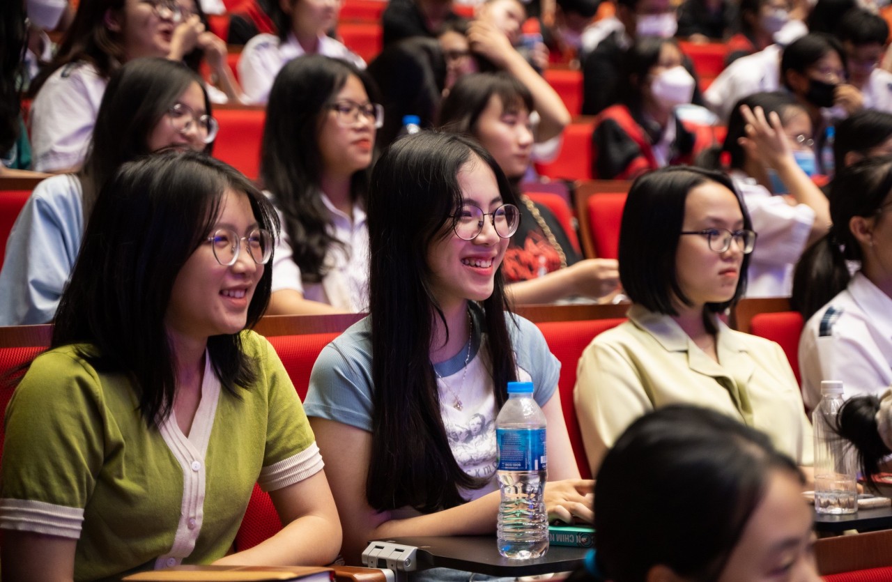 Các em học sinh, sinh viên hào hứng lắng nghe chia sẻ của GS Barbara. Các em học sinh, sinh viên hào hứng lắng nghe chia sẻ của GS Barbara.