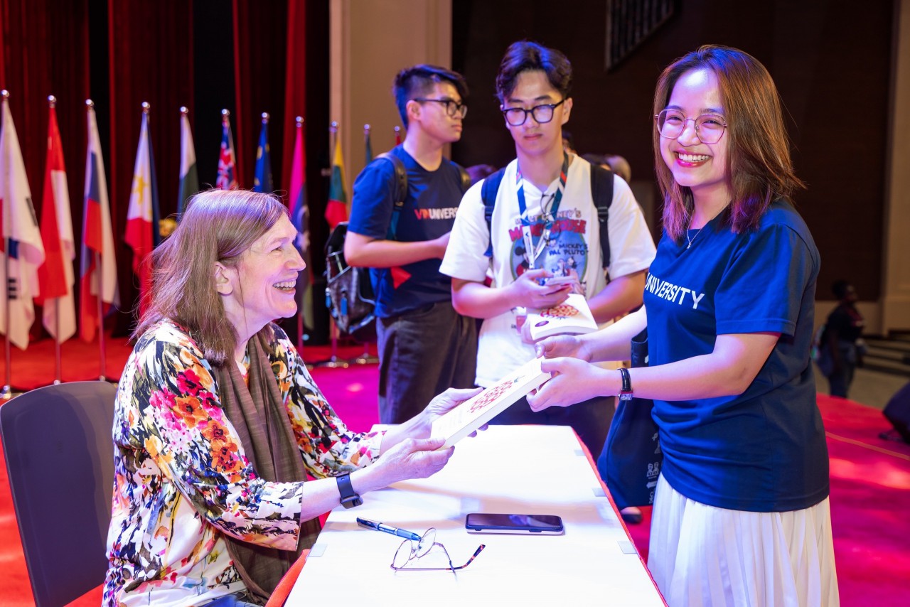 GS Barbara ký tặng sách cho các bạn học sinh, sinh viên trực tiếp tham dự buổi chia sẻ tại Đại học VinUni. GS Barbara ký tặng sách cho các bạn học sinh, sinh viên trực tiếp tham dự buổi chia sẻ tại Đại học VinUni.