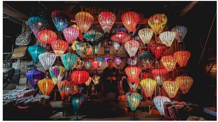 Hoi An is renowned for its beautiful ancient town decorated with a colourful array of hanging lanterns. Photo: Hoi An Now Hoi An is renowned for its beautiful ancient town decorated with a colourful array of hanging lanterns. Photo: Hoi An Now