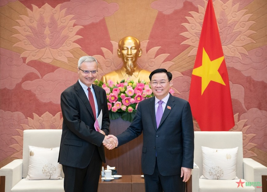 National Assembly (NA) Chairman Vuong Dinh Hue (R) shakes hands with newly-appointed French Ambassador to Vietnam Nicolas Warnery. Photo: qdnd.vn National Assembly (NA) Chairman Vuong Dinh Hue (R) shakes hands with newly-appointed French Ambassador to Vietnam Nicolas Warnery. Photo: qdnd.vn