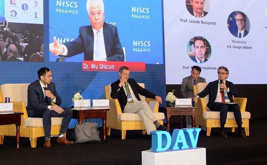 Foreign delegates share views at the symposium. (Photo: VNA)