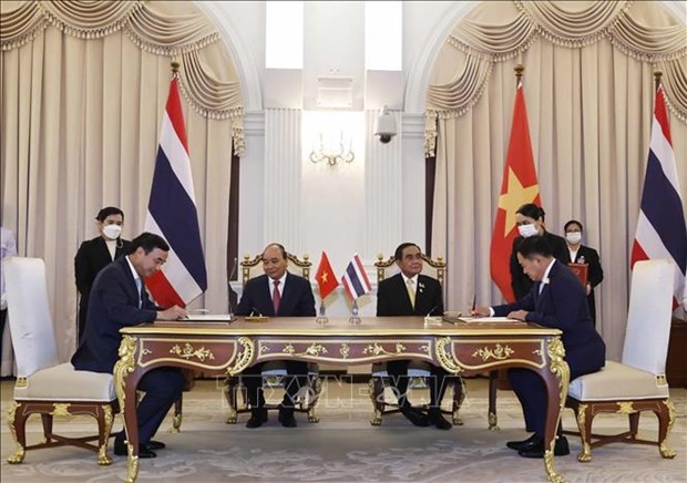 President Nguyen Xuan Phuc (sitting, left) and Prime Minister Prayut Chan-o-cha (sitting, right) witness the signing of the Memorandum of Understanding (MoU) on the Establishment of Sister City Relationship between and Thailand’s Khon Kaen province and Vietnam’s Da Nang city. Photo: VNA President Nguyen Xuan Phuc (sitting, left) and Prime Minister Prayut Chan-o-cha (sitting, right) witness the signing of the Memorandum of Understanding (MoU) on the Establishment of Sister City Relationship between and Thailand’s Khon Kaen province and Vietnam’s Da Nang city. Photo: VNA