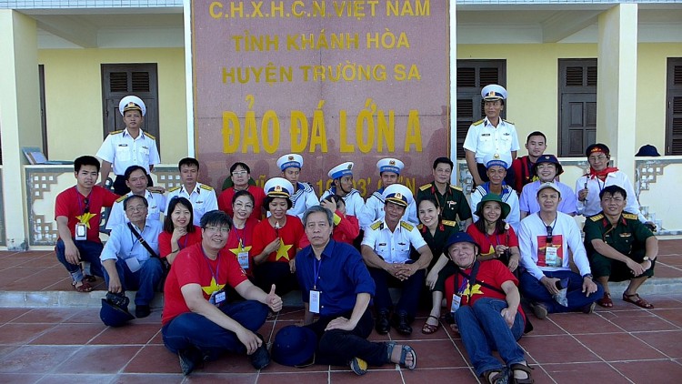 Tôi viết để cộng đồng người Việt ở nước ngoài hiểu thêm về biển đảo quê hương Tôi viết để cộng đồng người Việt ở nước ngoài hiểu thêm về biển đảo quê hương
