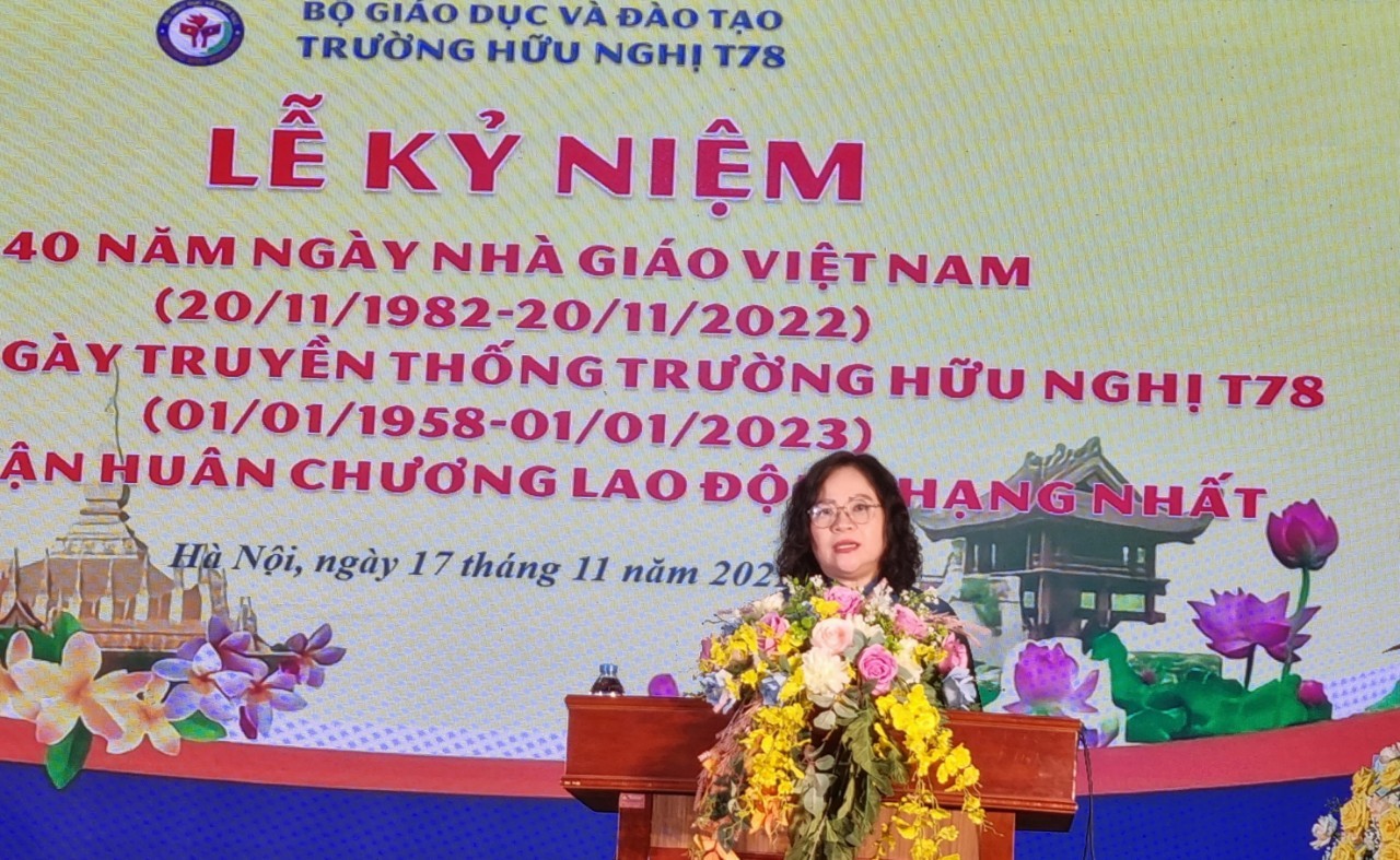 Thứ trường Ngô Thị Minh phát biểu chúc mừng nhà trường. Thứ trường Ngô Thị Minh phát biểu chúc mừng nhà trường.