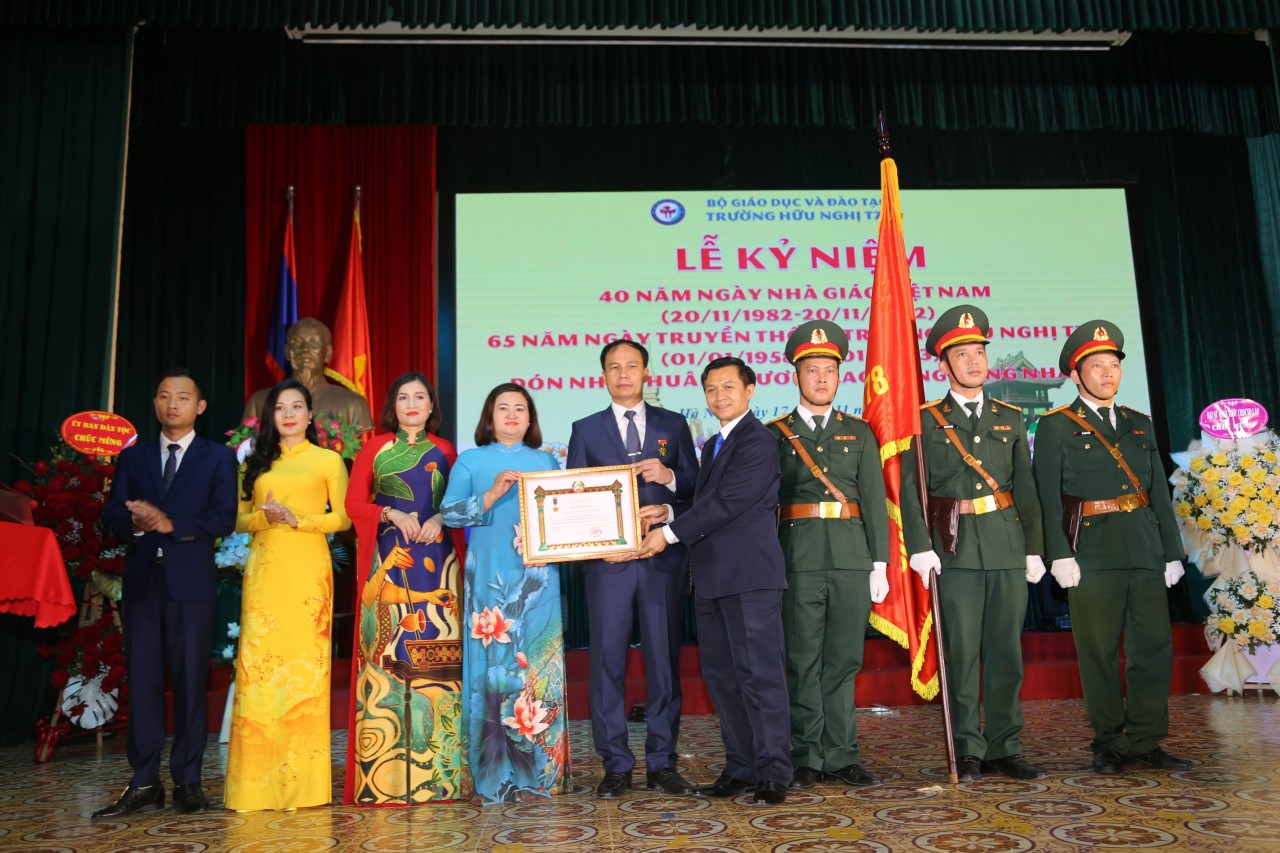 Trường Hữu nghị T78 đón nhận Huân chương Lao động hạng Nhất của Cộng hòa dân chủ nhân dân Lào Trường Hữu nghị T78 đón nhận Huân chương Lao động hạng Nhất của Cộng hòa dân chủ nhân dân Lào