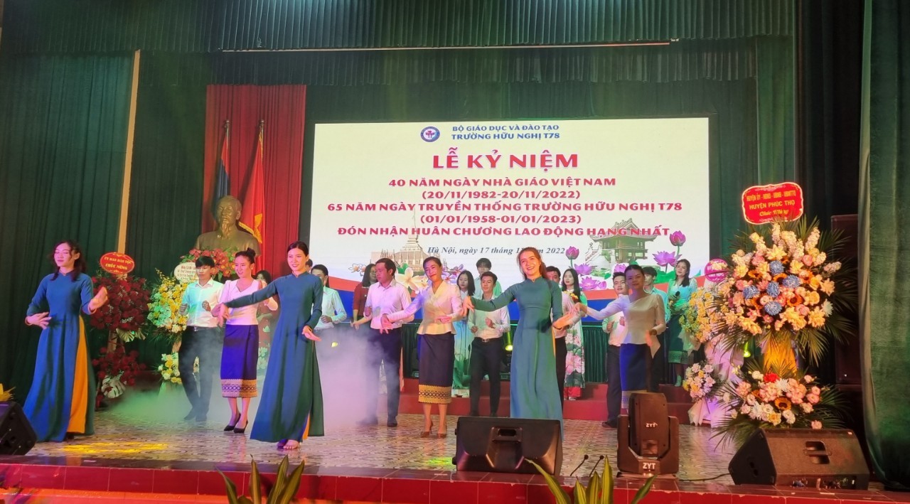 Các tiết mục biểu diễn văn nghệ chào mừng Kỷ niệm 65 năm ngày thành lập trường (Ảnh: Hải Doan).) Các tiết mục biểu diễn văn nghệ chào mừng Kỷ niệm 65 năm ngày thành lập trường (Ảnh: Hải Doan).)