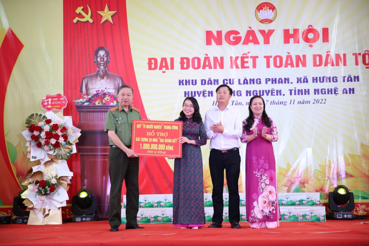 Trao 20 ngôi nhà đại đoàn kết cho các hộ nghèo trên địa bàn huyện Hưng Nguyên (Nghệ An) Trao 20 ngôi nhà đại đoàn kết cho các hộ nghèo trên địa bàn huyện Hưng Nguyên (Nghệ An)