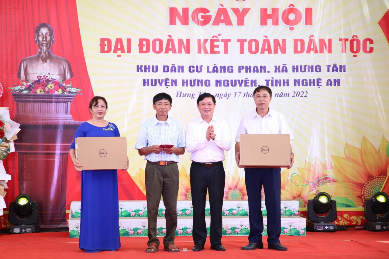 Trao 20 ngôi nhà đại đoàn kết cho các hộ nghèo trên địa bàn huyện Hưng Nguyên (Nghệ An) Trao 20 ngôi nhà đại đoàn kết cho các hộ nghèo trên địa bàn huyện Hưng Nguyên (Nghệ An)