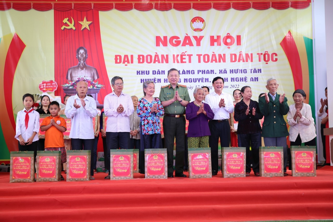 Trao 20 ngôi nhà đại đoàn kết cho các hộ nghèo trên địa bàn huyện Hưng Nguyên (Nghệ An) Trao 20 ngôi nhà đại đoàn kết cho các hộ nghèo trên địa bàn huyện Hưng Nguyên (Nghệ An)
