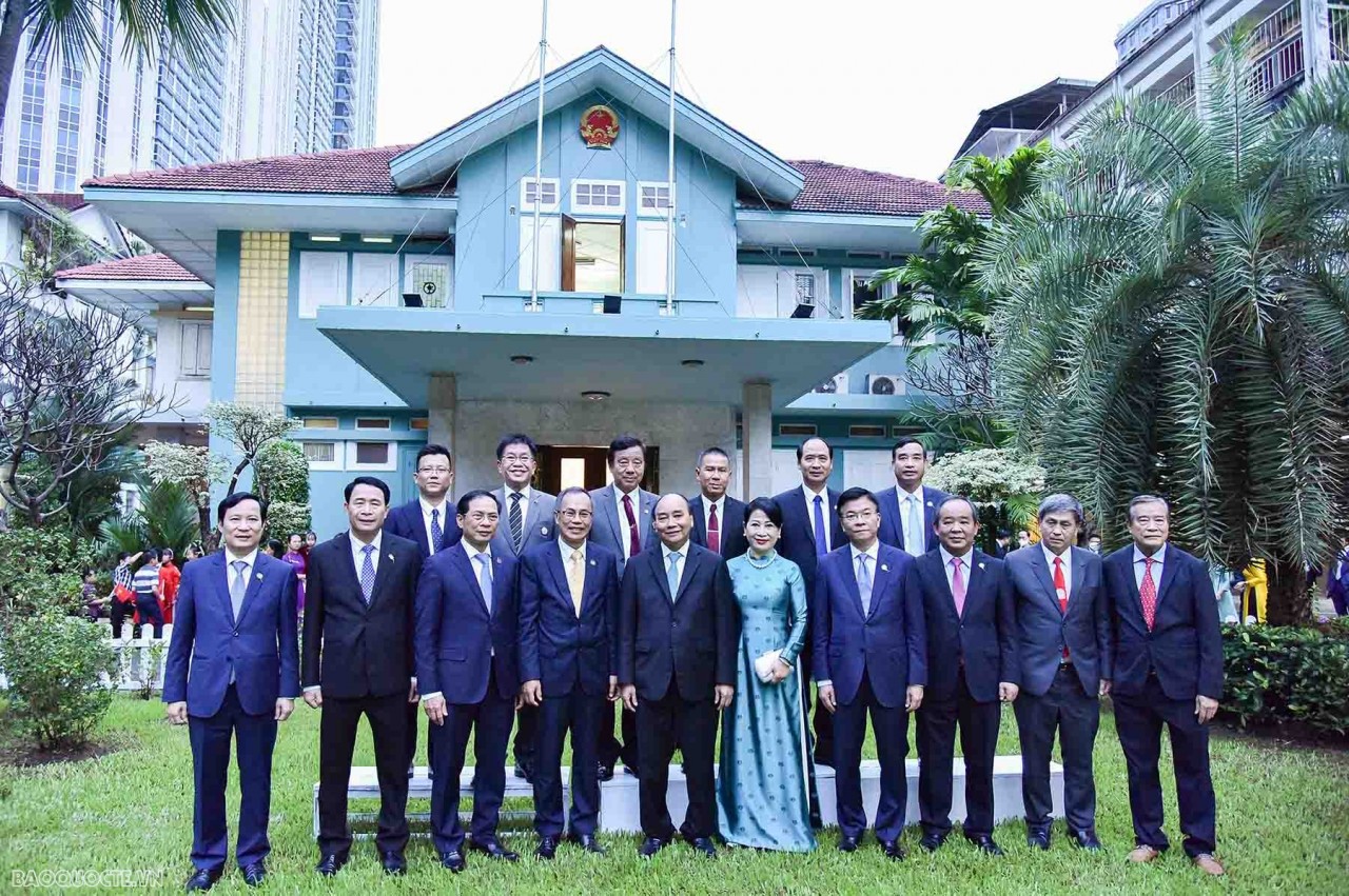 President Phuc, his spouse and outstanding representatives of Vietnamese community in Thailand. Photo: baoquocte.vn President Phuc, his spouse and outstanding representatives of Vietnamese community in Thailand. Photo: baoquocte.vn