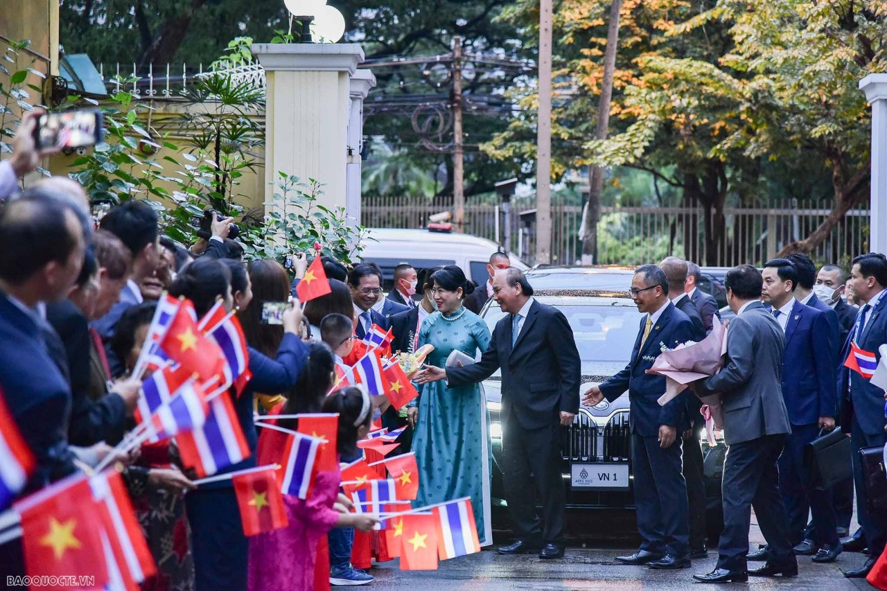 President Nguyen Xuan Phuc visits Vietnamese in Thailand. Photo: baoquocte.vn President Nguyen Xuan Phuc visits Vietnamese in Thailand. Photo: baoquocte.vn
