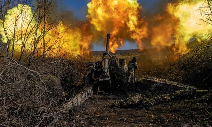 Binh sĩ Ukraine khai hỏa một khẩu pháo về phía lực lượng Nga ở Bakhmut, miền Đông (Ảnh: AFP). Binh sĩ Ukraine khai hỏa một khẩu pháo về phía lực lượng Nga ở Bakhmut, miền Đông (Ảnh: AFP).